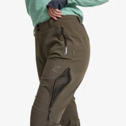 Whisper Trousers Women Mud -Pause Camping 12dcbd94 ecfe 47b2 a1f1 e1e3c32a873b scaled