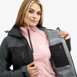 Silence Proshell Jacket Women Black 11 Silence Proshell Jacket Women Black -Pause Camping 1f0cda6f 808c 4976 8609 20872e0a9911 scaled