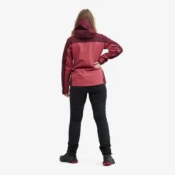 Silence Proshell Jacket Women Earth Red -Pause Camping 6d567a86 320b 40f6 ab35 1a621bbdc3c8 scaled